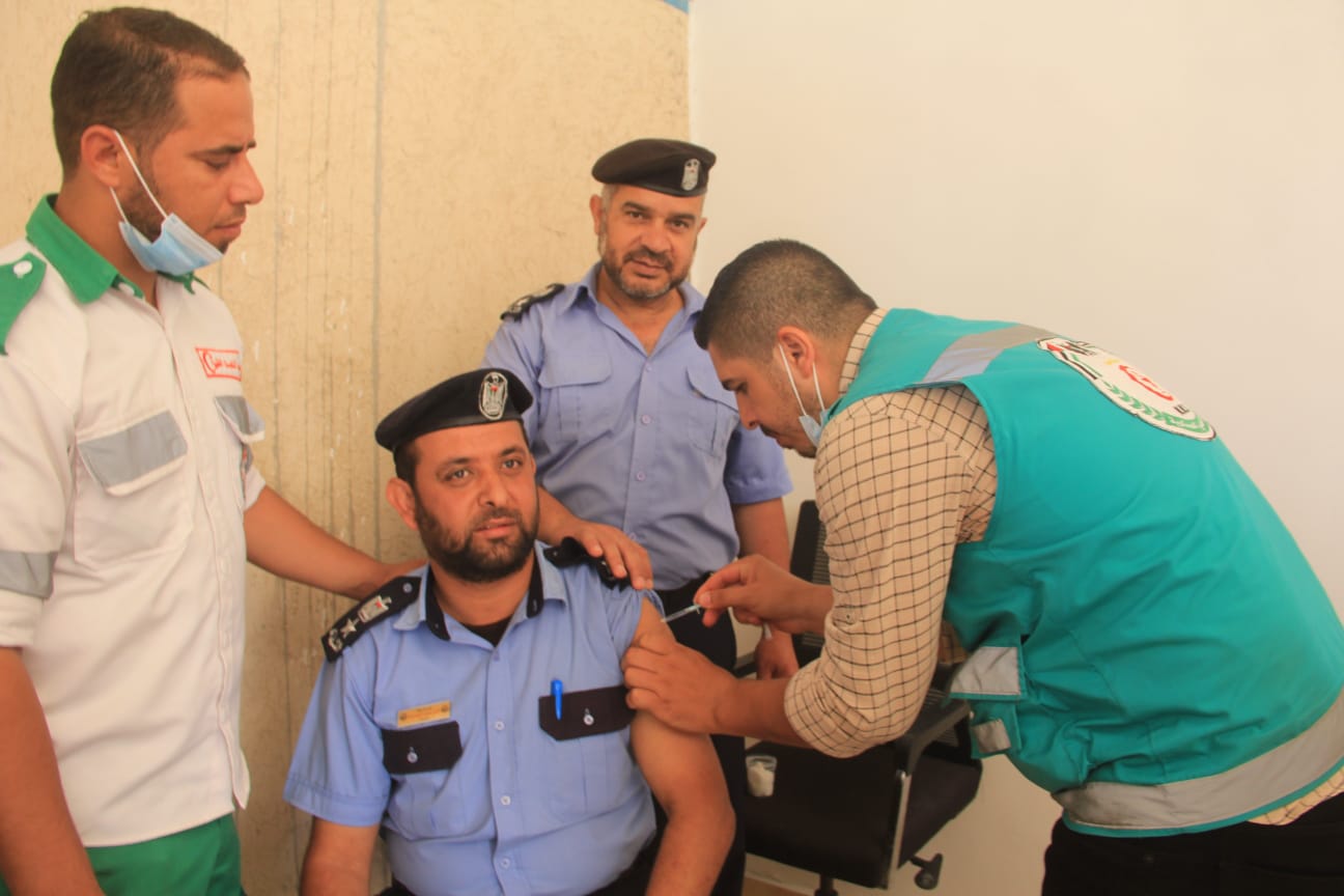 الداخلية تشرع بتطعيم كوادرها ضد فيروس كورونا