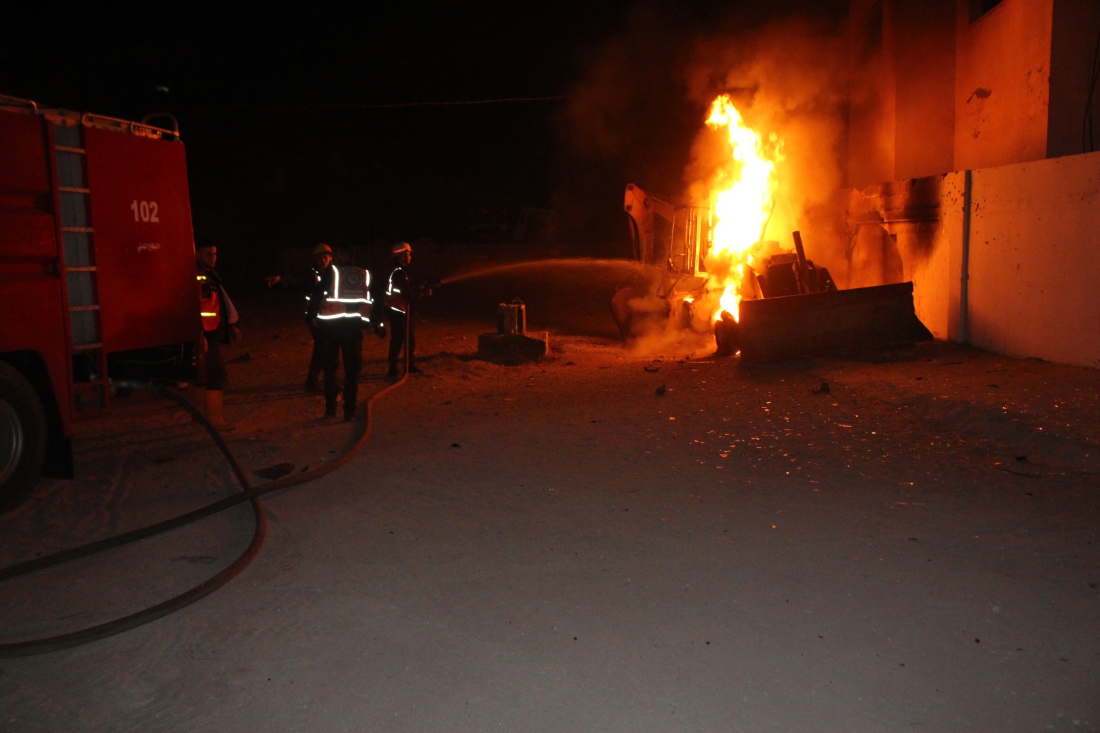 الدفاع المدني يُتابع آثار العدوان الإسرائيلي