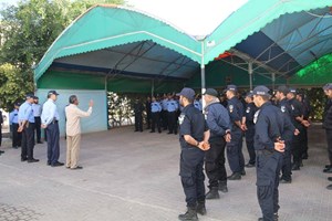 مركز شرطة الشرقية يُكرِّم 11 ضابطًا وفردًا من منتسبيه