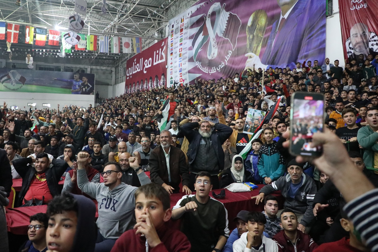 أجواء متابعة المواطنين بغزة مباراة منتخب المغرب في كأس العالم بقطر والاحتفال بتأهله التاريخي لنصف نهائي البطولة