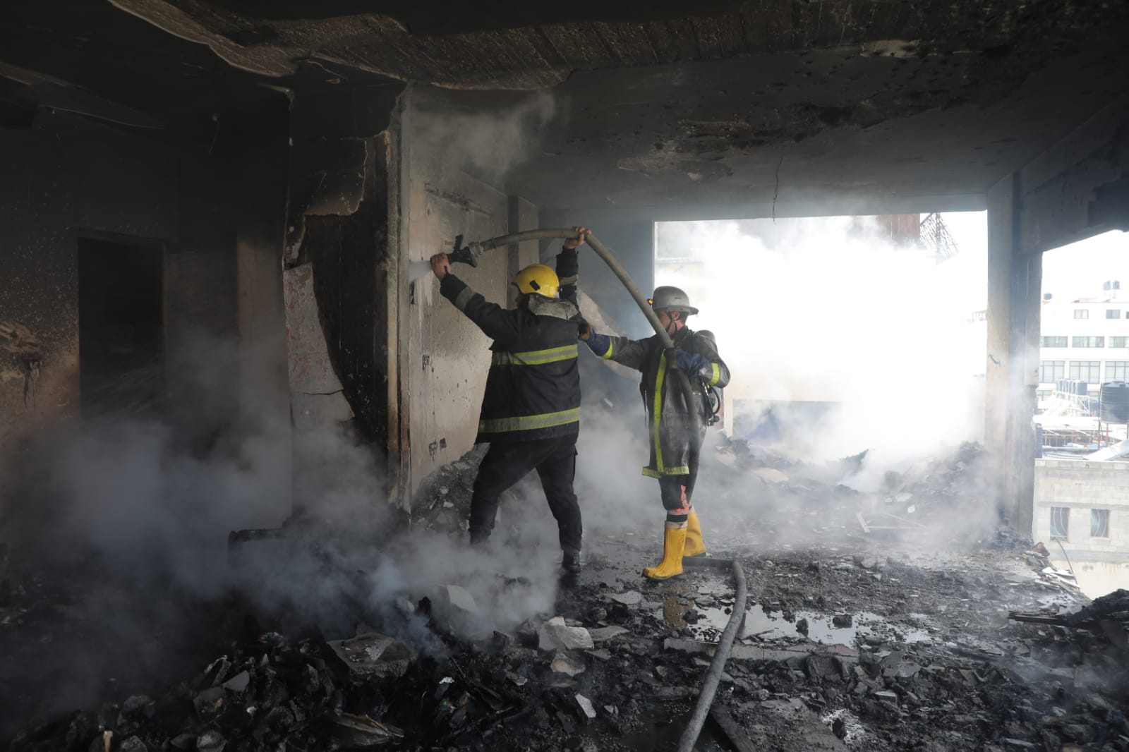 صور من تعامل أطقم الدفاع المدني والخدمات الطبية العسكرية مع استهداف شقة سكنية في حي النصر بغزة