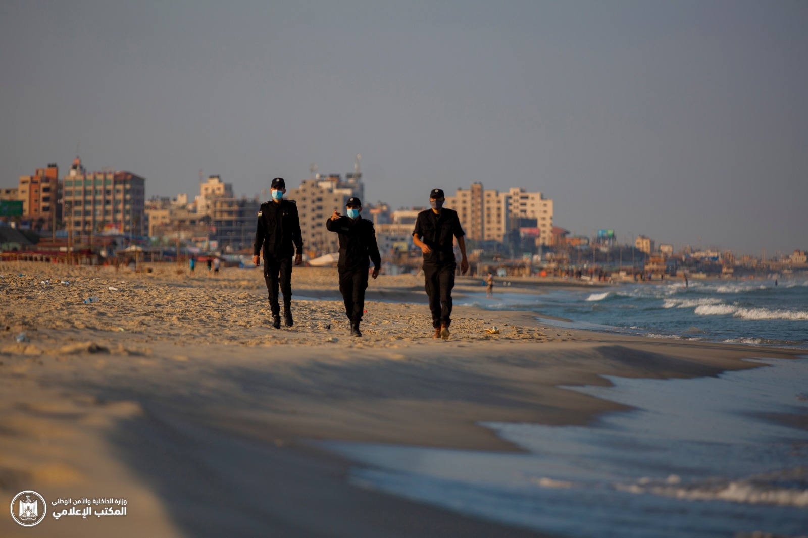 "البحرية" تواصل متابعة عمل الصيادين وإغلاق شاطئ البحر