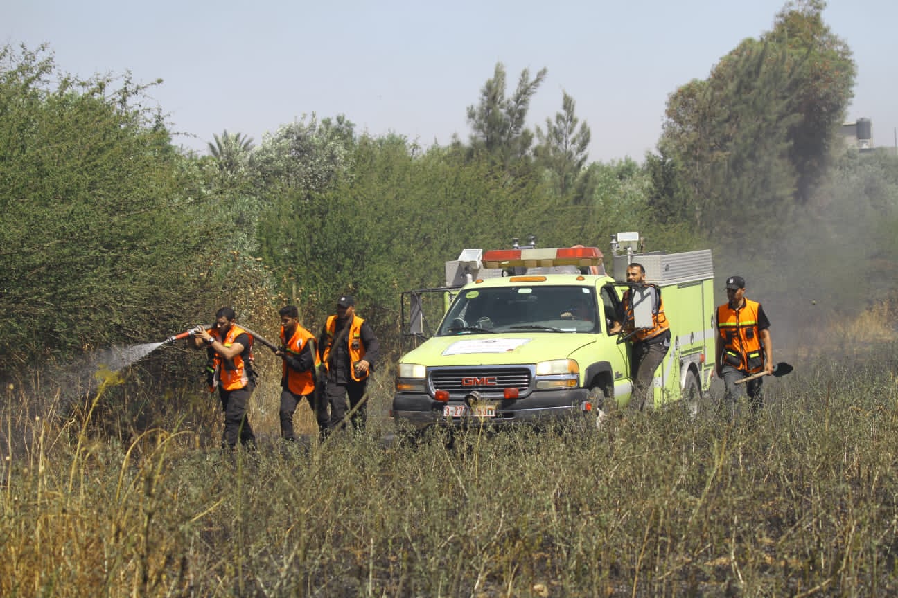 الدفاع المدني يُتابع آثار العدوان الإسرائيلي