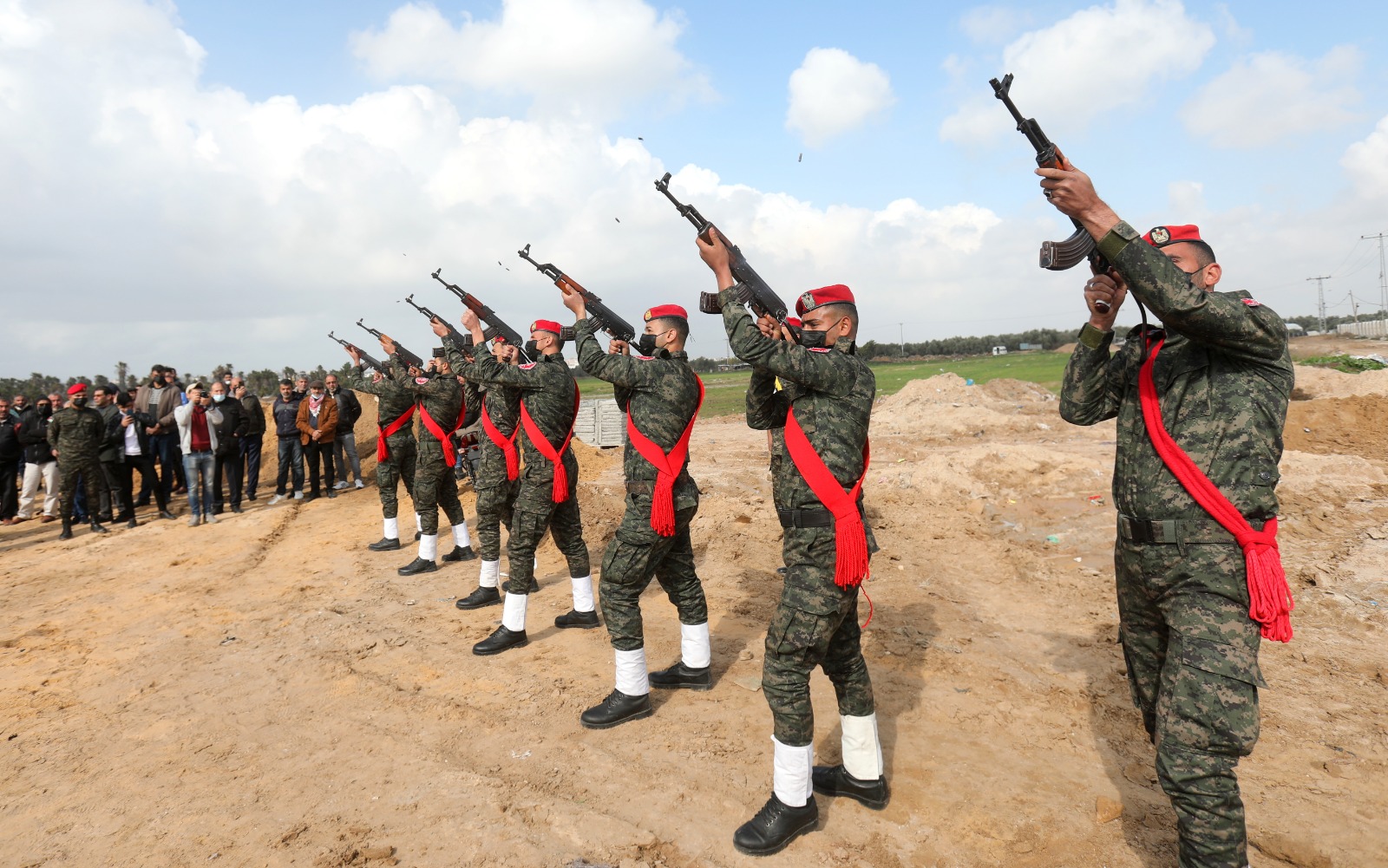 بمراسم عسكرية.. جماهير غزة تُشيع الوزير السابق زياد الظاظا