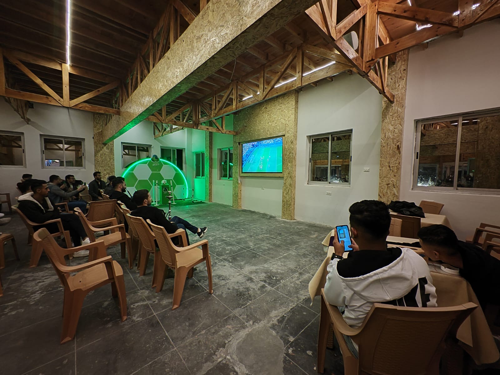 صور من تجمعات للمواطنين بغزة لمشاهدة مباريات كأس العالم