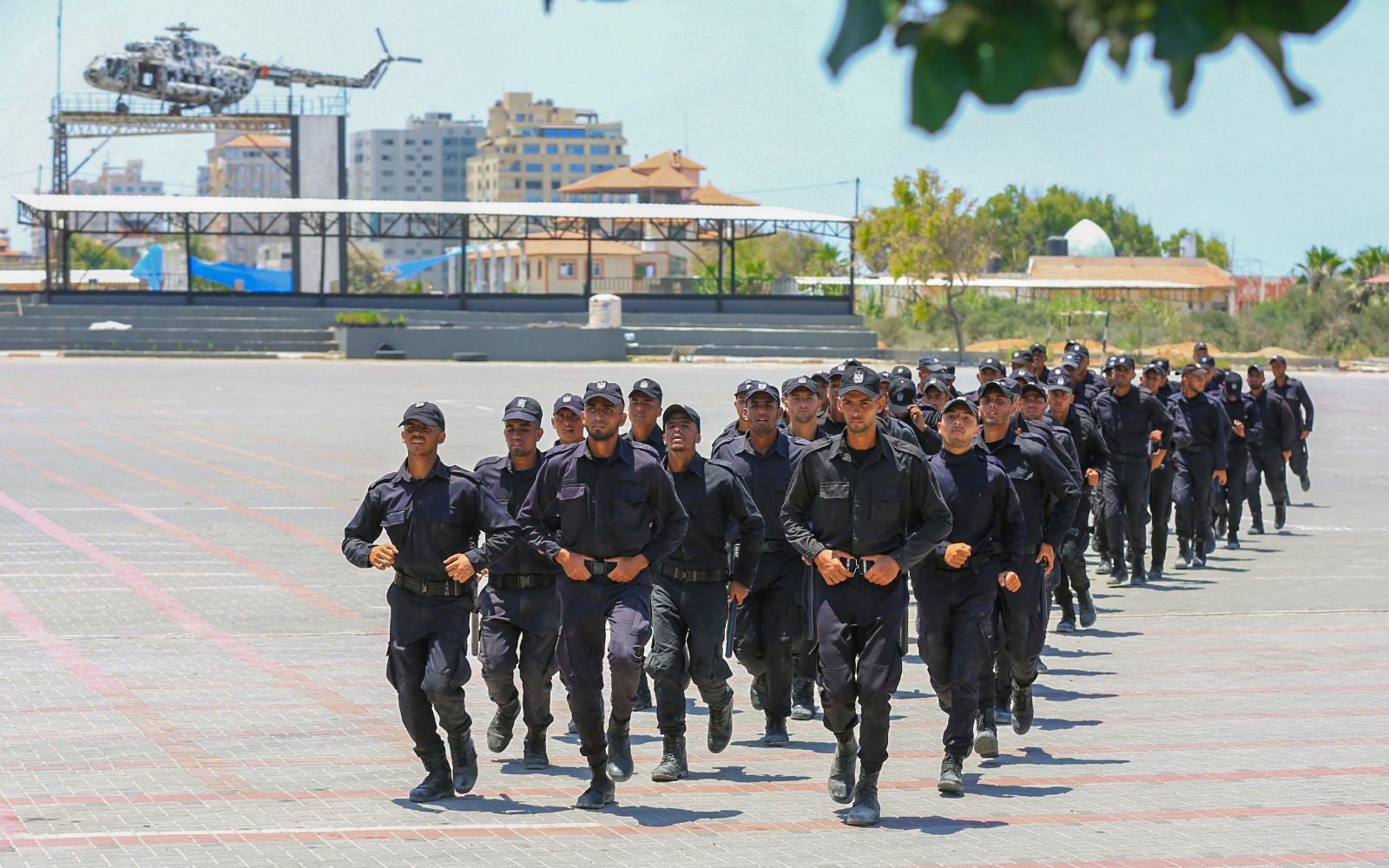 مديرية التدريب تُنظم مسيراً عسكرياً للدفعة الأولى من الدورة التأسيسية الثانية