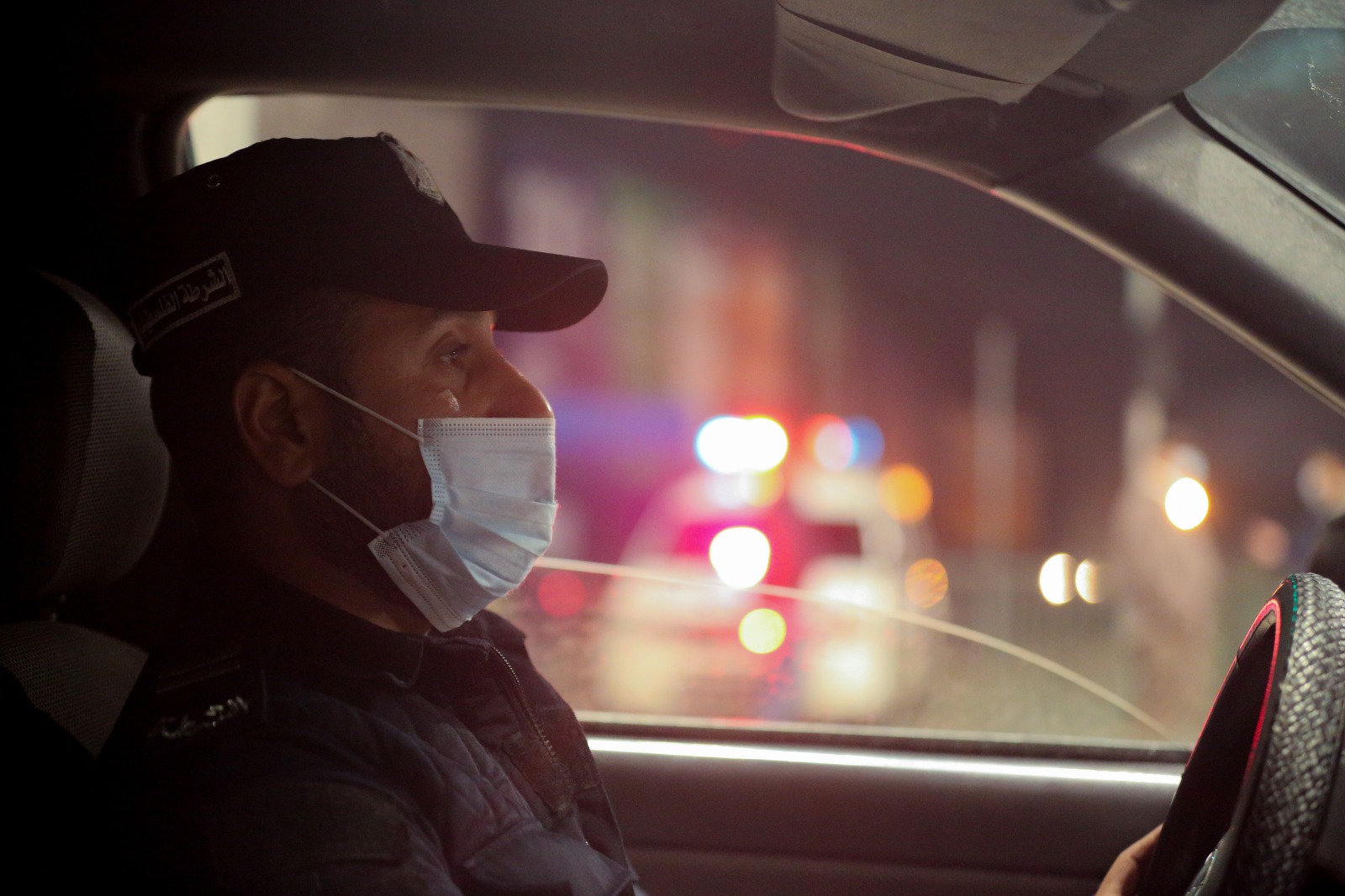 الشرطة تُتابع التزام المواطنين والمنشآت بالإغلاق وحظر التجوال