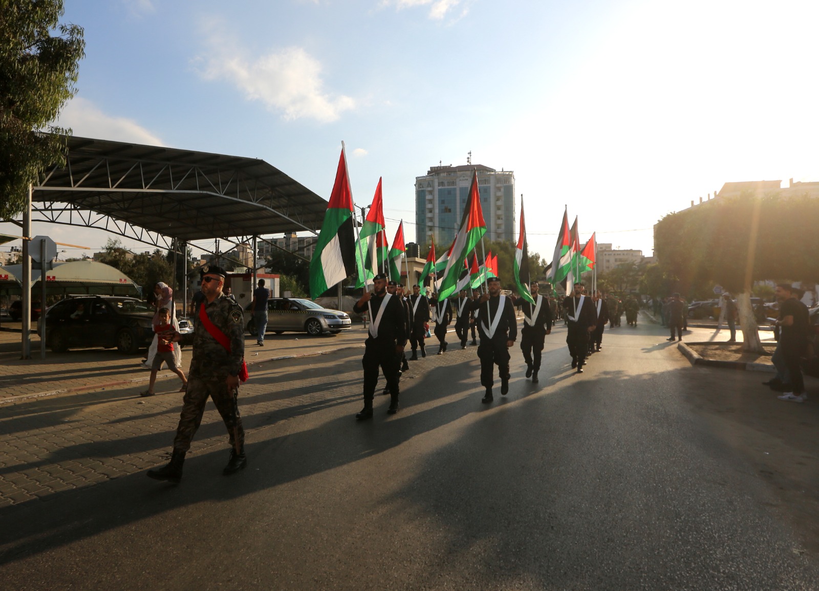 "الداخلية" تُنظم مسيراً عسكرياً تكريماً لشهداء الأجهزة الأمنية بالضفة