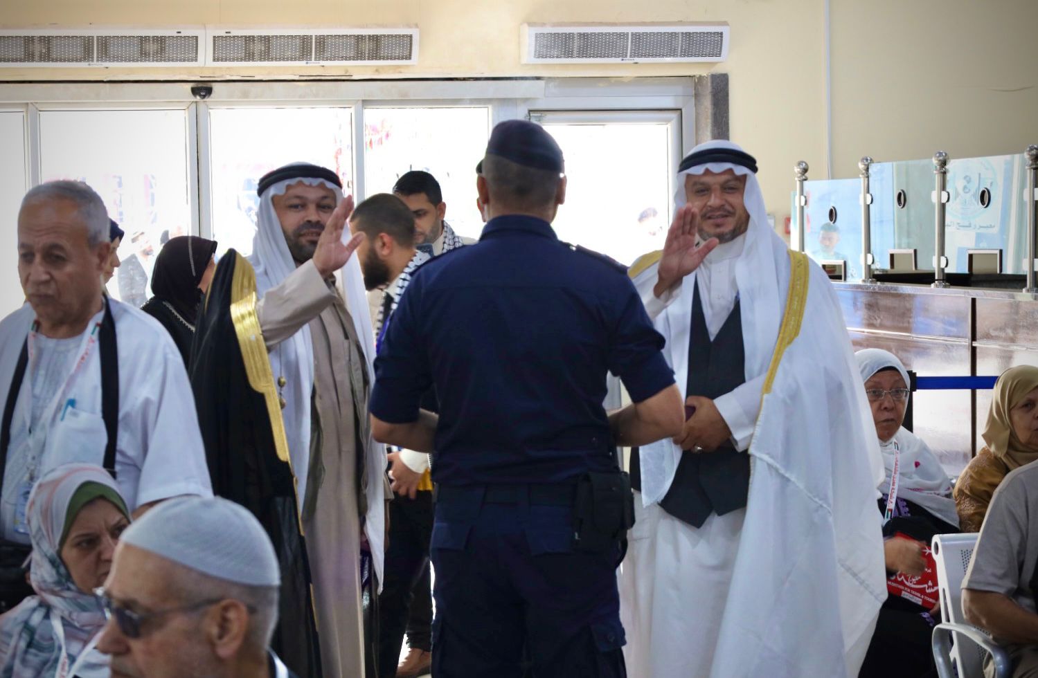 أطقم "المعابر" و"أجهزة الداخلية" تسهل مغادرة حجاج بيت الله عبر معبر رفح