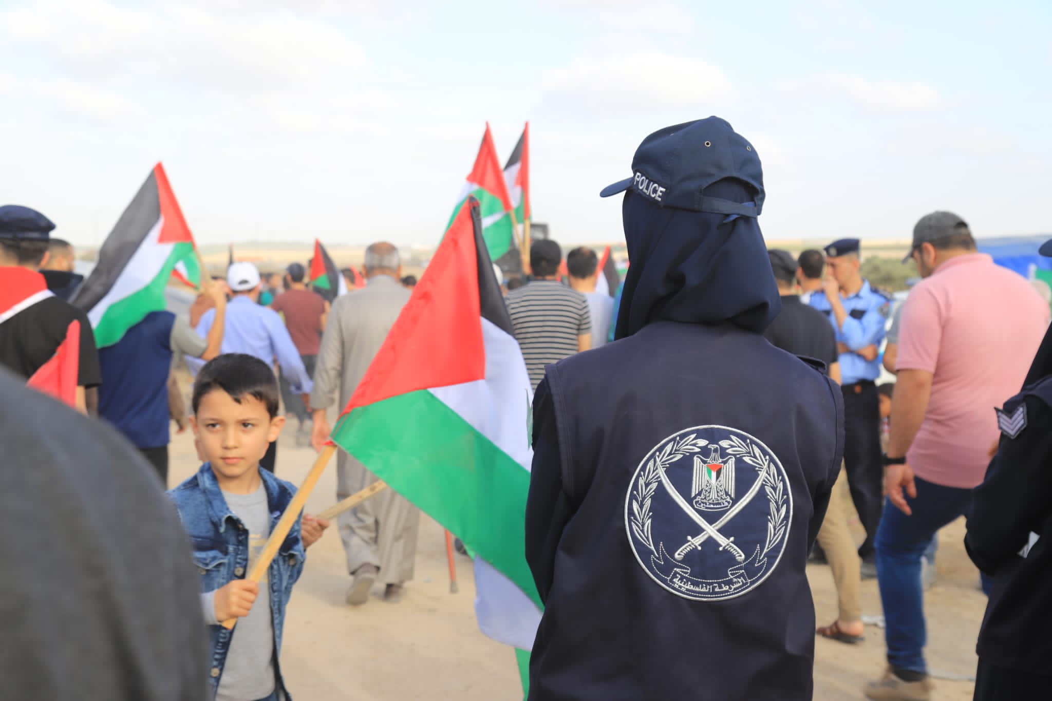 أجهزة "الداخلية" تساند المواطنين بفعالية "مسيرة الأعلام الفلسطينية" شرق غزة