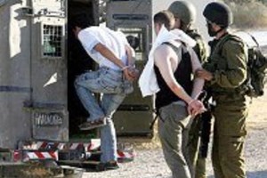 Israeli undercover soldiers abduct Palestinian activist