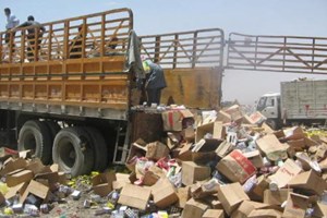 مباحث تموين خان يونس تتلف كميات من المواد الغذائية الفاسدة