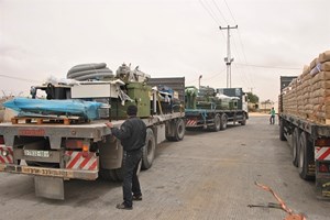 إدخال 300 شاحنة الثلاثاء عبر معبر كرم أبو سالم