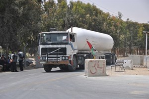 إدخال 90 شاحنة فقط عبر معبر كرم أبو سالم اليوم الأربعاء