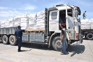 إدخال 558 شاحنة الأحد عبر معبر كرم أبو سالم