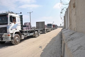 إدخال "340" شاحنة أمس الثلاثاء عبر أبو سالم