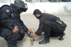 هندسة متفجرات خانيونس تتلف لغم أرضي من مخلفات الاحتلال