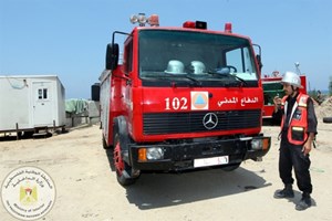 الدفاع المدني يُسيطر على حريق نشب بمحل تجارى