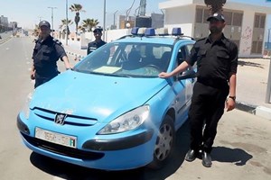 الدوريات والنجدة تلقي القبض على أربعة لصوص