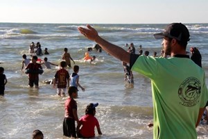 الدفاع المدني يُناشد المصطافين بضرورة مراقبة أطفالهم في البحر