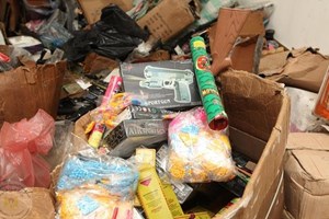 مباحث التموين تتلف كمية من الألعاب الممنوعة والمفرقعات