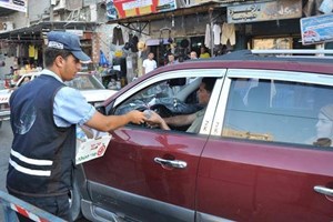 شرطة المرور تنظم حملة توزيع هدايا على السائقين 