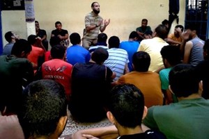 محاضرة للعاملين في شرطة "التفاح" وآخر للنزلاء