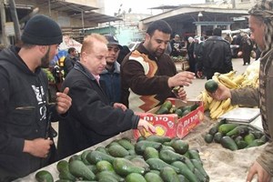 شرطة البلديات برفح تضبط سارقة وفواكه فاسدة