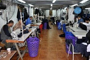 وزير الداخلية يتفقد مصنعاً للإمداد والتجهيز