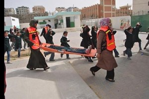 مناورة تدريبية على خطة إخلاء مدرسة بالوسطى