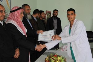 الخدمات وتوجيه خان يونس يكرمان خرجي دورة "فن التعامل والتواصل"
