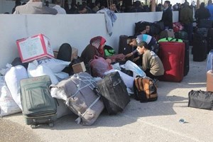 "735" مغادراً عبر معبر رفح في ثاني أيام عمله