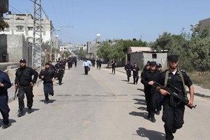 شرطة الوسطى تُحيي "يوم الأرض" بمسير عسكري