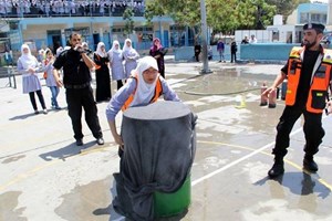 محاضرة عملية في الإطفاء لطالبات مدارس الوكالة