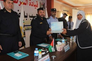 مدير عام الشرطة يكرم عدداً من ضباط شرطة المعابر