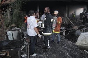 بالصور ..الدفاع المدني يُخمد حريقاً شبّ بمخزن للأدوات الكهربائية 