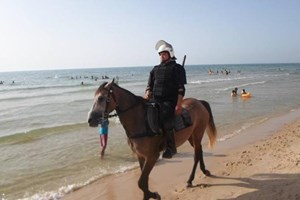 شرطة الخيالة تنظم مسيراً عسكرياً على الخط الساحلي