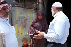 توجيه الوسطى يوزع مساعدات مالية على ذوي العائلات المستورة