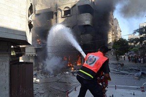 السعودي: الدفاع المدني ينفذ أكثر من 72 مهمة إنقاذ منذ بدء العدوان على القطاع