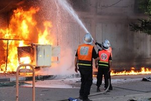 الدفاع المدني يخمد حريقاً في برج سكني بغزة