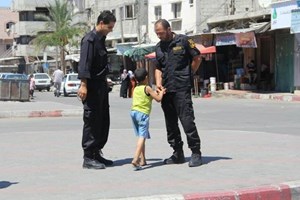 صور.. انتشار الأجهزة الأمنية خلال فترة التهدئة لمساعدة المواطنين وتفقُّد آثار العدوان