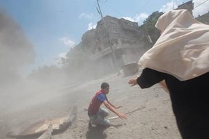  لحظة استهداف الاحتلال المواطنين في حي الشجاعية رغم الهدنة المزعومة