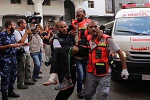 6 إصابات باستهداف سيارة للدفاع المدني جنوب غزة