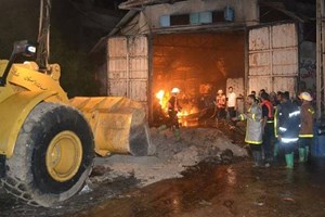 بالصور.. أطقم الدفاع المدني تخمد حريقاً بأحد المصانع غرب غزة