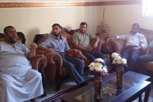 التوجيه السياسي يزور عوائل شهداء الأجهزة الأمنية بخانيونس