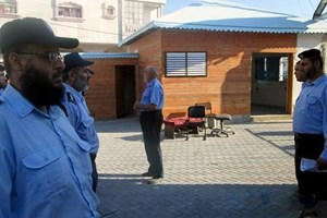 شرطة جباليا النزلة تُعيد بناء مقرها من الخشب