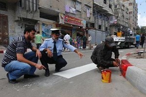 مرور خانيونس يشرف على إعادة تأهيل شارع السقلي