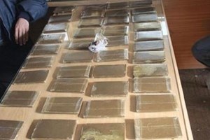 مكافحة الوسطى تضبط 48 فرش حشيش بمنزل أحد التجار