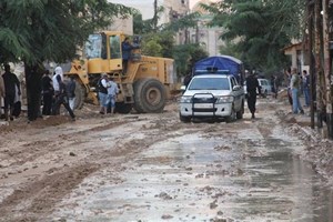 صور .. خزاعة تصبح بركة مياه والدفاع المدني يتدخل بإمكانياته البسيطة