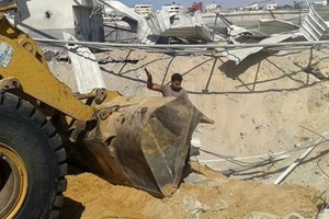 صور: الإمـــداد والتجهـــيز تُزيــل آثــار العــدوان بالورشة المركزية